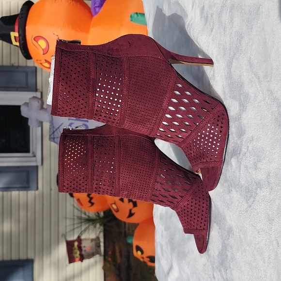 Heels - Picture 3 of 4